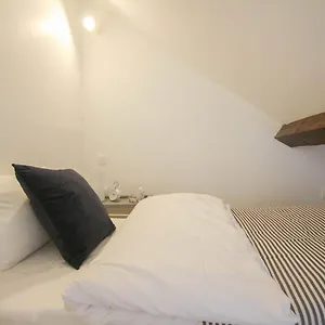 Vieux Lille: Bright, Functional Appartement